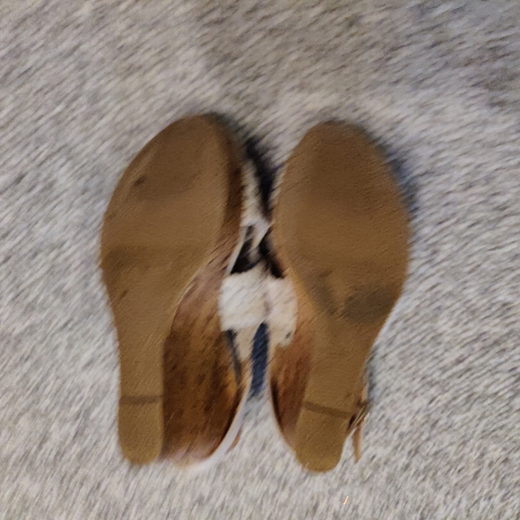 Adorable Mudd sandals. Adjustable strap Light beige in color. Size 8 - Picture 4 of 4